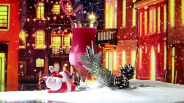 Yeni yıl ve Noel partisi konsepti. Farklı lezzetli kokteyller ve arka planda yeni yıl için sanat eserleri. Camda renkli bir kokteyl. Parti kulübü eğlencesi. Boşluğu kopyala.