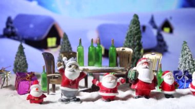 Komik Noel konsepti. Yaratıcı sanat dekorasyonu. Alkolik Noel Baba karda şarap şişesi içiyor. Sarhoş Noel Babalar parti verir. Seçici odak.