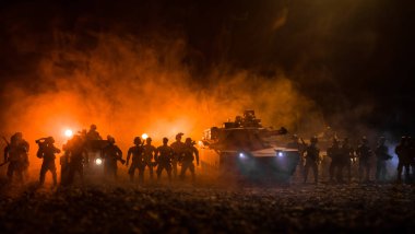 Gün batımı arka plan üzerinde askeri devriye arabası. Ordu savaş kavramı. Askerler saldırmaya hazır ile zırhlı araç silüeti. Resim dekorasyon. Seçici odak