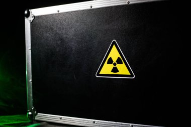 Gaz maskeli adam ve kimyasal koruma radyasyon alan dikkatli terk edilmiş yolda şarkı için ağır bulutlar altında gizli. Doğa koruma kavramı