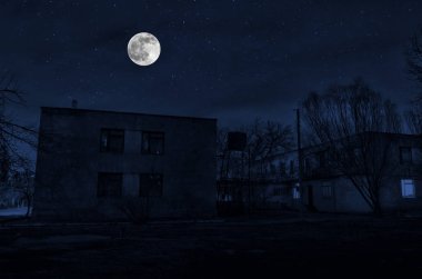Geceleri bulutlu ve yıldızlı klasik kır evi. Soğuk sonbahar gecesi