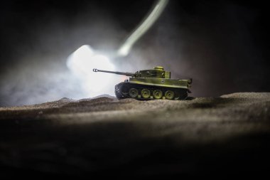 Savaş Konsepti. Askeri siluetler savaş sis gökyüzü arka plan üzerinde sahne mücadele, Geceleri Cloudy Skyline altında zırhlı araç Siluet. Saldırı sahnesi. Tanklar savaşı.