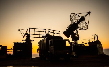 Akşam gökyüzüne karşı uydu anteni ya da radyo anteni. Seçici odak