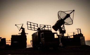 Akşam gökyüzüne karşı uydu anteni ya da radyo anteni. Seçici odak