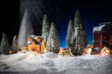 Geleneksel tatil özellikleri kar üzerindedir. Yaratıcı sanat dekorasyonları. Metnin için boş boşluk