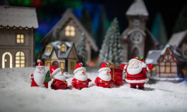 Geleneksel tatil özellikleri kar üzerindedir. Yaratıcı sanat dekorasyonları. Metnin için boş boşluk