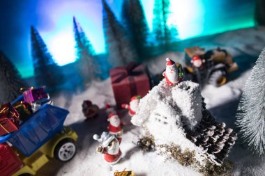 Geleneksel tatil özellikleri kar üzerindedir. Yaratıcı sanat dekorasyonları. Metnin için boş boşluk