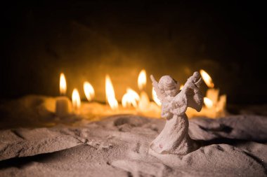 Kardaki küçük beyaz koruyucu melek. Şenlik arka planı. Noel ve Yeni Yıl konsepti. Seçici odak