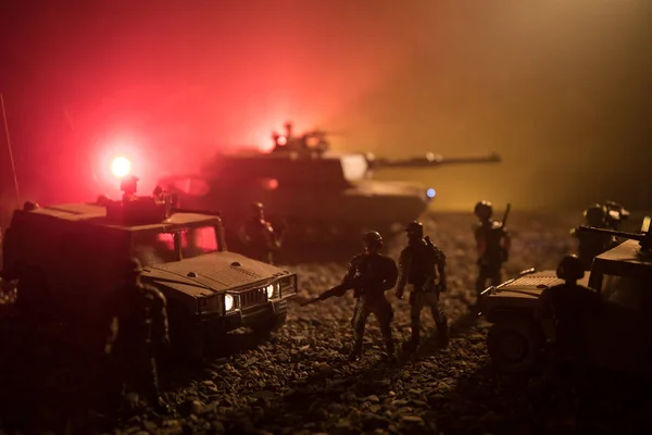 Voiture de patrouille militaire sur fond de coucher de soleil. Concept de guerre militaire. Silhouette de véhicule blindé avec soldats prêts à attaquer. Décoration d'art. Concentration sélective — Photo