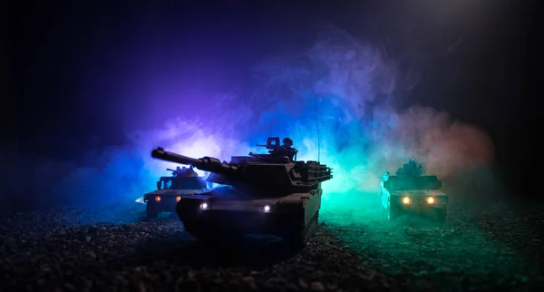 Voiture de patrouille militaire sur fond de coucher de soleil. Concept de guerre militaire. Silhouette de véhicule blindé avec soldats prêts à attaquer. Décoration d'art. Concentration sélective — Photo