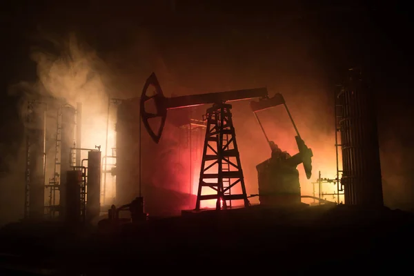 Sanat dekorasyonu. Petrol pompası ve petrol kulesi enerji endüstrisi geceleri sis ve arka planda petrol için makineler. Petrol arıtma fabrikası. Enerji endüstrisi konsepti. Seçici odak — Stok fotoğraf