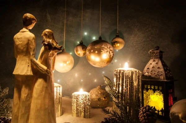 Décoration artistique créative. Décoration de Noël avec des bougies allumées sur un fond sombre. Ornements de Noël sur fond doré foncé avec des lumières . — Photo