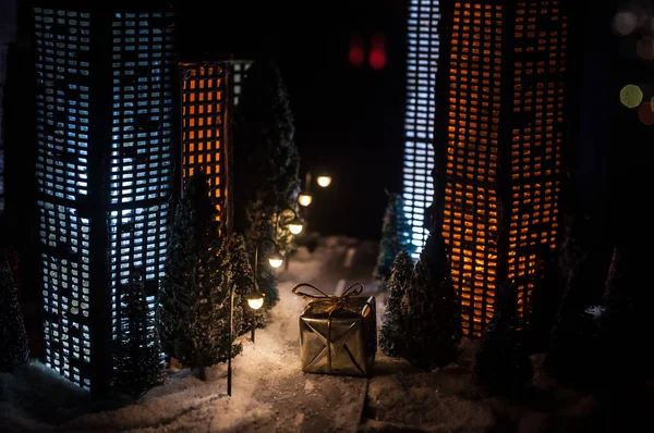 Πρωτοχρονιά μινιατούρα σπίτι στο χιόνι τη νύχτα με έλατο δέντρο. Σχέδιο διακοπών. Επιλεκτική εστίαση — Φωτογραφία Αρχείου