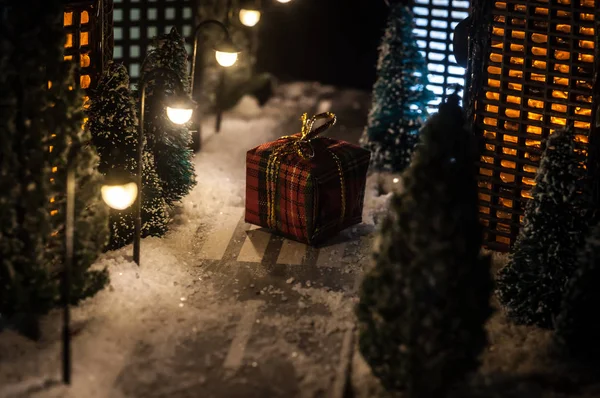 Casa en miniatura de Año Nuevo en la nieve por la noche con abeto. Concepto de vacaciones. Enfoque selectivo —  Fotos de Stock