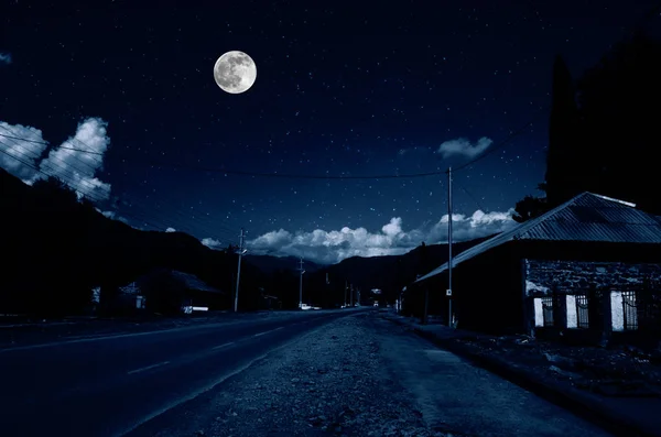 Винтажный загородный дом ночью с облаками и звездами. Холодная осень — стоковое фото