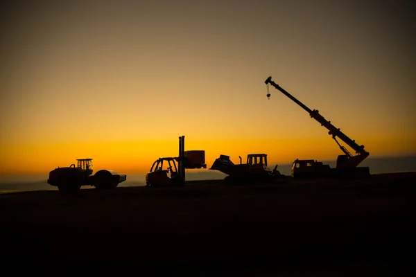 Resumo Fundo industrial com silhueta de guindaste de construção sobre incrível céu pôr do sol. Guindaste móvel contra o céu da noite. Linha do horizonte industrial. Foco seletivo — Fotografia de Stock