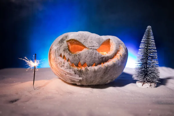 Karácsony újév vagy Halloween Ünnepelje háttér kis karácsonyfa elmosódott Bokeh hó háttér horror sütőtök — Stock Fotó
