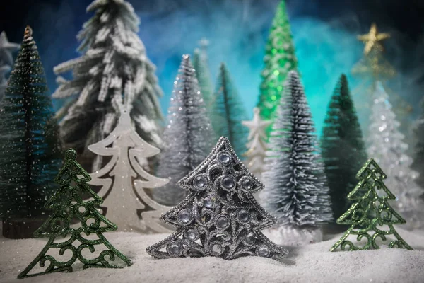 Puste miejsce na SMS-a. Świąteczne dekoracje. Drzewo jodłowe stojące na śniegu z pięknym wakacyjnym tłem i tradycyjnymi atrybutami wakacyjnymi. Skupienie selektywne — Zdjęcie stockowe