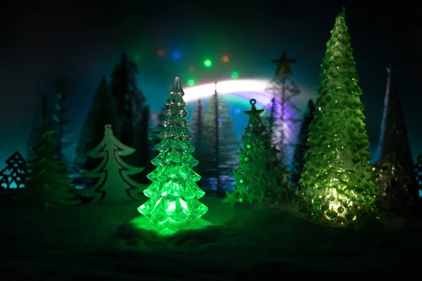 'δειος χώρος για το μήνυμά σου. Χριστουγεννιάτικα στολίδια. Fir δέντρο στέκεται στο χιόνι με όμορφο διακοπές διακοσμημένο φόντο και παραδοσιακά χαρακτηριστικά διακοπών. Επιλεκτική εστίαση — Φωτογραφία Αρχείου
