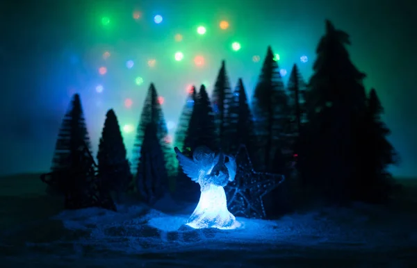 Маленький белый ангел-хранитель в снегу. Праздничный фон. Рождественские украшения . — стоковое фото