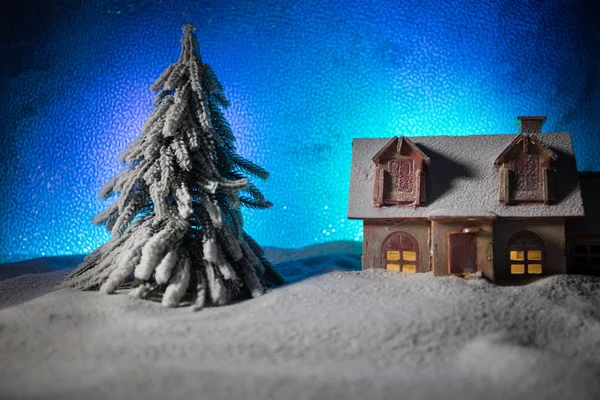 Traditionele vakantie attributen op sneeuw. Creatieve kunstwerken decoraties. Lege ruimte voor uw tekst — Stockfoto