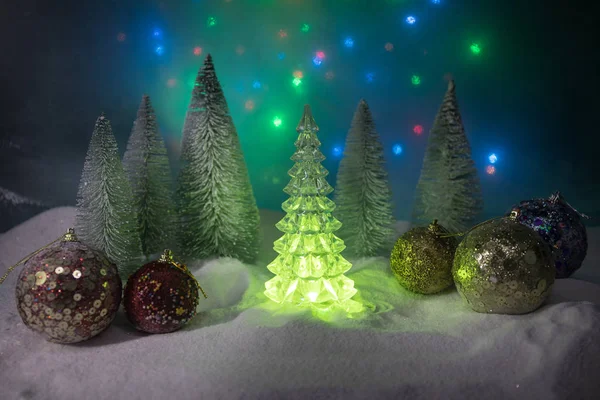 Χριστουγεννιάτικο φόντο με μπιχλιμπίδια, στο χιόνι, ελεύθερος χώρος για κείμενο. Χριστουγεννιάτικη διακόσμηση — Φωτογραφία Αρχείου
