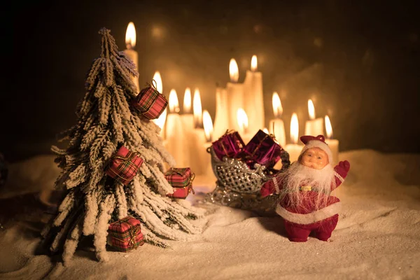 Свечи ночью в рождественском настроении на старинных деревянных досках — стоковое фото