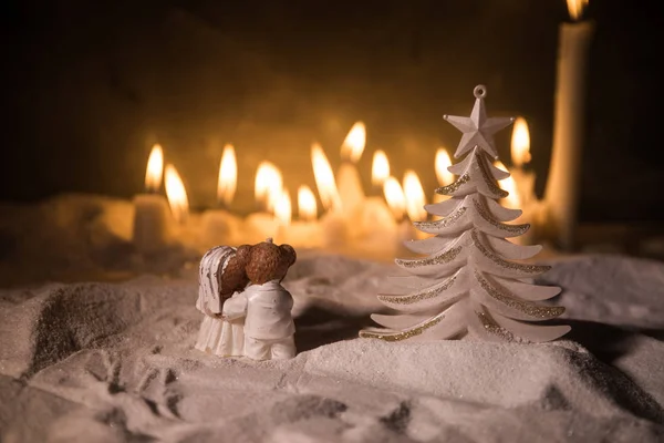 Hochzeit Brautpaar Puppe mit Weihnachten Geschenk-Box und Dekorationen und Tannenzapfen auf dem hölzernen Hintergrund — Stockfoto