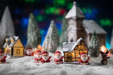 Geleneksel tatil özellikleri kar üzerindedir. Yaratıcı sanat dekorasyonları. Metnin için boş boşluk