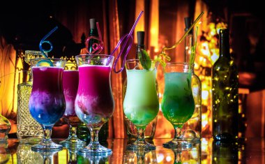 Kokteyl cam koyu tonda dumanlı arka plan veya cam renkli kokteyl sıçrayan. Parti kulübü eğlencesi. Karışık ışık. Seçici odaklama