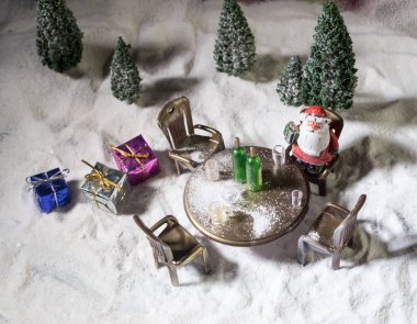 Alkolik Noel Baba Şarap Şişesi İçiyor. Yaratıcı kavram