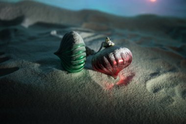 Noel arkaplanda takılar, kar, mesaj için boş yer. Noel süslemesi