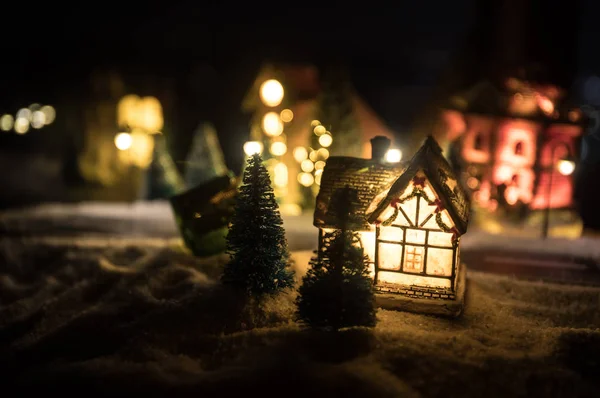 Silvester Miniaturhaus im Schnee in der Nacht mit Tanne. Urlaubskonzept. Selektiver Fokus — Stockfoto