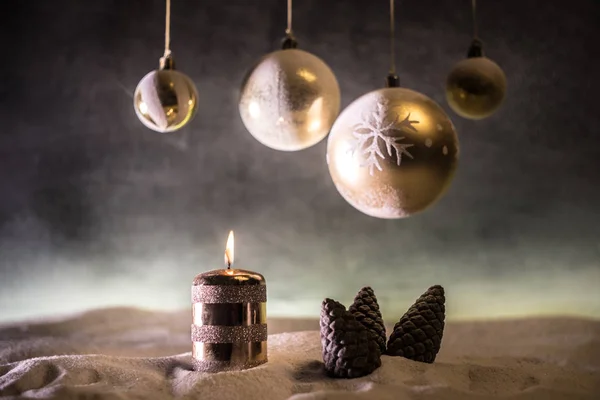 Δημιουργική διακόσμηση έργων τέχνης. Χριστουγεννιάτικη διακόσμηση με αναμμένα κεριά σε σκούρο φόντο. Χριστουγεννιάτικα στολίδια σε σκούρο χρυσό φόντο με φώτα. — Φωτογραφία Αρχείου
