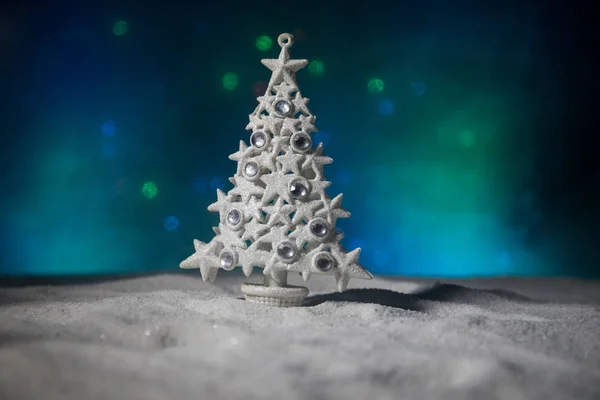 Üres hely az üzenetednek. Karácsonyi dekoráció. Fir fa álló hó gyönyörű nyaralás díszített háttér és a hagyományos nyaralás attribútumok. Szelektív fókusz — Stock Fotó