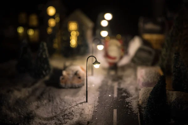 Nowy rok miniaturowy dom w śniegu w nocy z jodły. Koncepcja święta. Skupienie selektywne — Zdjęcie stockowe