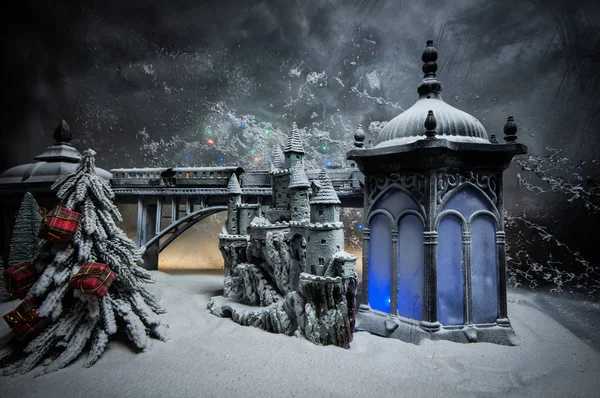 冬天的场景的缩影与圣诞房子, 火车站, 树木, 覆盖着雪。夜景。新年或圣诞节的概念。选择性对焦 — 图库照片