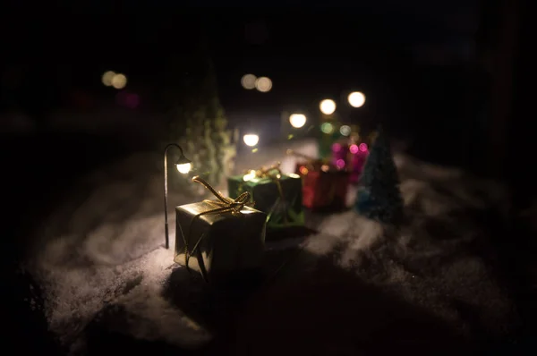 Újévi miniatűr ház a hóban éjjel fenyőfával. Ünnepi ötlet. Szelektív fókusz — Stock Fotó