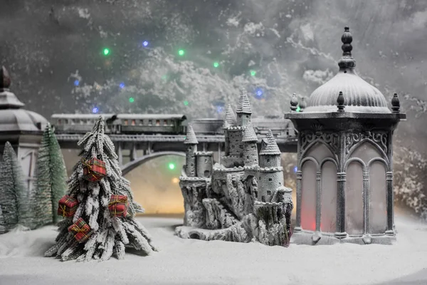 冬天的场景的缩影与圣诞房子, 火车站, 树木, 覆盖着雪。夜景。新年或圣诞节的概念。选择性对焦 — 图库照片