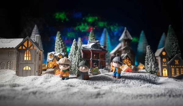 圣诞节和新年假期的概念。 冬天，小小的装饰可爱的小房子在雪地里，冷杉树站在雪地上，有着美丽的假日装饰的背景 — 图库照片