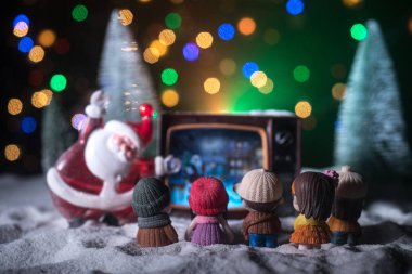 Karanlık bir arka planda yanan mumlarla Noel süslemesi. Koyu altından arka planda ışıklarla süslenmiş Noel süsleri. Yaratıcı sanat dekorasyonu.