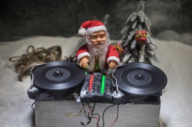 DJ Mikser yılbaşı ağacı Yılbaşı karanlık gece kulübü zemin üzerine kulaklıklarla. Bir Dj tabloda yeni yıl öğelerinin görünümü kapatın. Tatil partisi konsepti. Boş alan