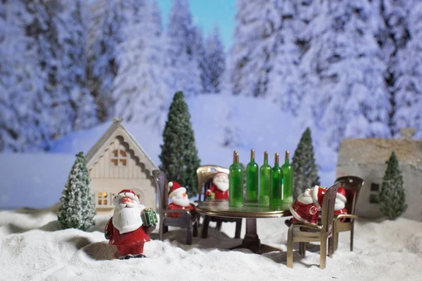 Alcoólico Santa Bebendo uma Garrafa de Vinho. Conceito criativo — Fotografia de Stock