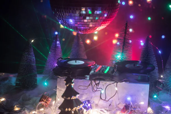 DJ mixer met koptelefoon op donkere nachtclub achtergrond met kerstboom New Year Eve. Close-up van Nieuwjaar elementen op een Dj tafel. De concept van de partij van de vakantie. Lege ruimte — Stockfoto