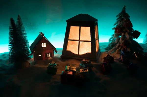 Szilveszteri csendélet képeslap lámpa borított hó izzó gyertya éjjel. — Stock Fotó