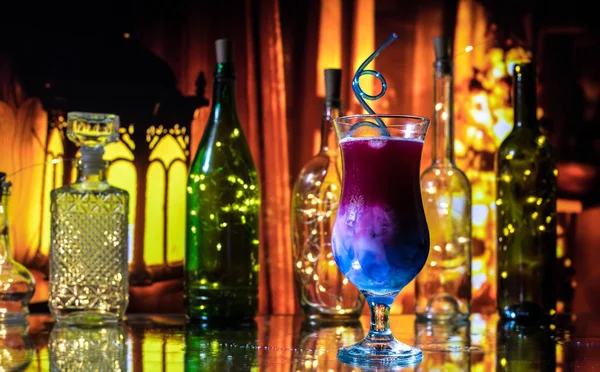 Cocktail glas spetteren op donkere toned rokerige achtergrond of kleurrijke cocktail in glas. Party Club entertainment. Gemengd licht. Selectieve focus — Stockfoto