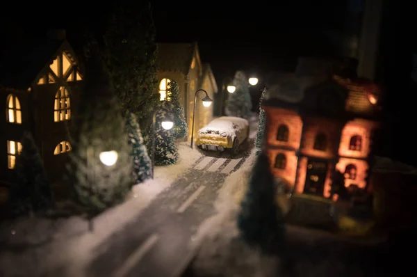 除夕夜，雪地上的小房子里挂满了冷杉。 假期的概念。 有选择的重点 — 图库照片