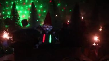 Noel Baba figürü ve renkli ışıklar altında DJ karıştırma tahtasıyla Noel kompozisyonu yakın çekim görüntüleri