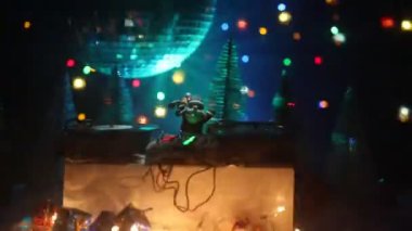 Noel Baba figürü ve renkli ışıklar altında DJ karıştırma tahtasıyla Noel kompozisyonu yakın çekim görüntüleri