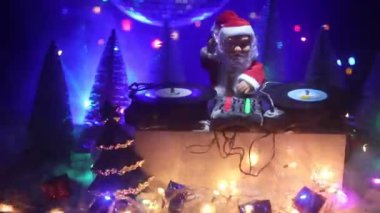 Noel Baba figürü ve renkli ışıklar altında DJ karıştırma tahtasıyla Noel kompozisyonu yakın çekim görüntüleri